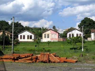 CASINHAS PERTO DA LINHA DE TREM EM LIMEIRA, POR MOACIR MAGUSTEIRO - LIMEIRA - SP