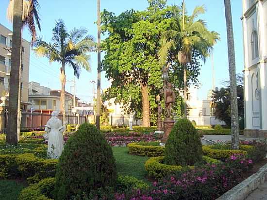 LORENA-SP-JARDIM DA IGREJA DE SO BENEDITO-FOTO:LEONIR ANGELO LUNARD - LORENA - SP