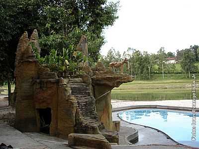 PISCINA NO AGROTURISMO FLORESTA  POR IVAN EVANGELISTA JR - LUPRCIO - SP