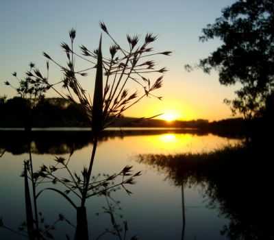 POR-DO-SOL NA REPRESA DO BAIRRO ESPRAIADO, POR JP CORRA CARVALHO - MANDURI - SP