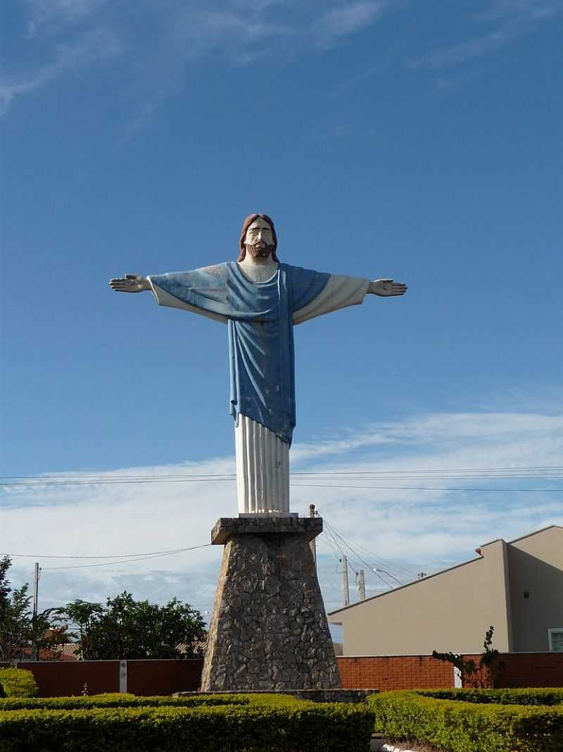 MENDONA-SP-ESTTUA DO CRISTO NA ENTRADA DA CIDADE-FOTO:ARNALDOJET - MENDONA - SP