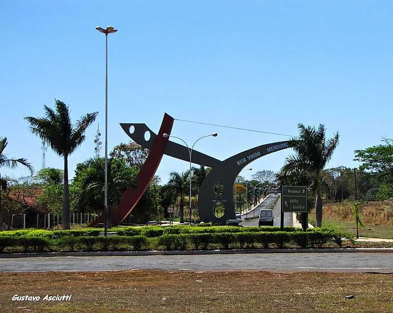 MENDONA-SP-MONUMENTO NO TREVO DE ACESSO-FOTO:GUSTAVO_ASCIUTTI - MENDONA - SP