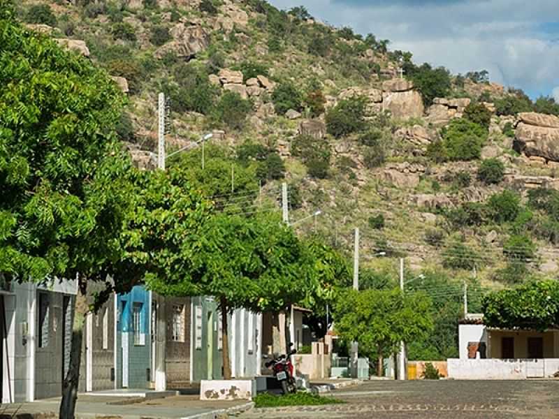 POO DE FORA-BA-RUA NA BASE DA MONTANHA-FOTO:ROTADOSERTAO. - POO DE FORA - BA