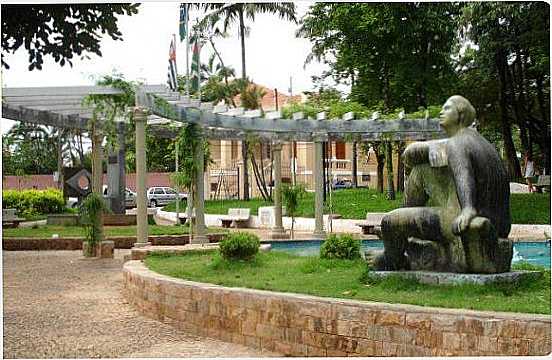 PRAA CENTRAL E ESCULTURA DE BRUNO GIORGI, POR EDENILSON DE LIMA FIGUEIREDO - MOCOCA - SP