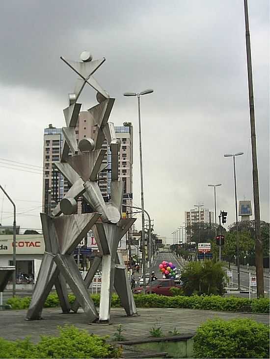 MOGI DAS CRUZES-SP-MONUMENTO PIRMIDE HUMANA NA PRAA GEBRAIL SAWAYA-FOTO:DANIEL SOUZA LIMA - MOGI DAS CRUZES - SP