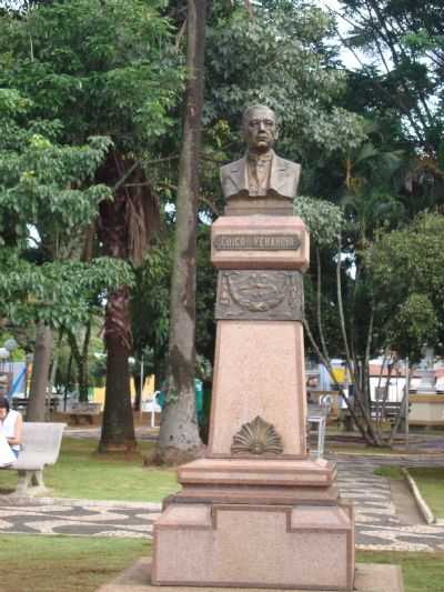 BUSTO DE CHICO VENNCIO - PRAA RUI BARBOSA DE MOJI-MIRIM, SP, POR ROBERTO GASPARINNI - MOGI-MIRIM - SP