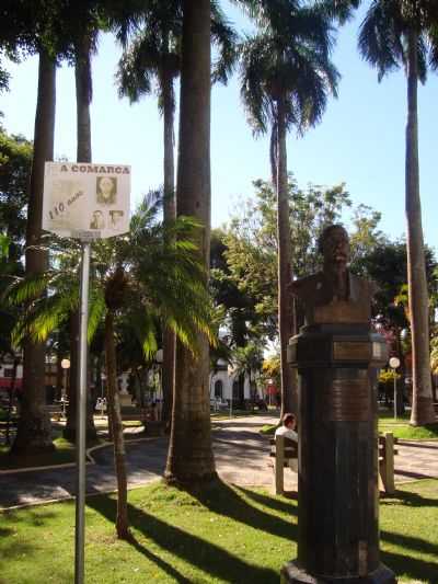 P. CENTRAL DE MOJI-MIRIM, SP - BUSTO DO JORNALISTA FRANCISCO CARDONA, POR ROBERTO GASPARINNI - MOGI-MIRIM - SP