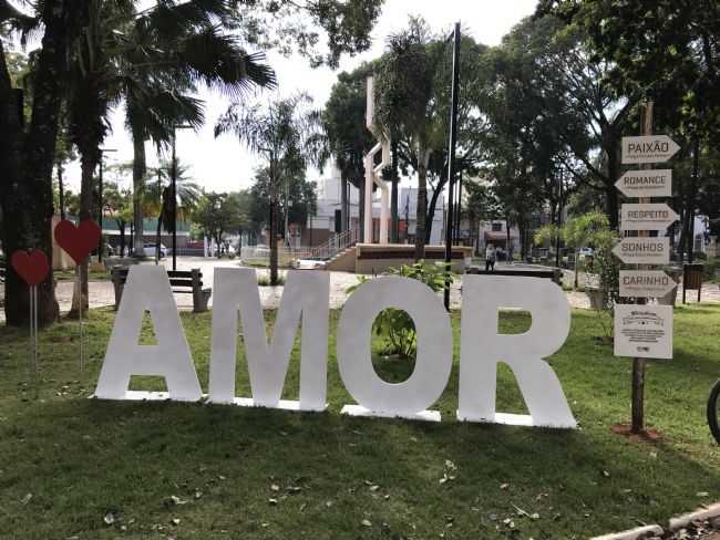 PRAA CENTRAL - FAIXA ALUSIVA AO DIA DOS NAMORADOS, POR ROSPO MATTINIERO DI MEOLO - MOGI-MIRIM - SP