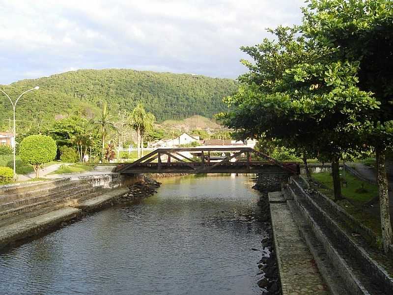 MONGAGU-SP-PONTE FRREA SOBRE O RIO MONGAGU-FOTO:MARCO .MOUNTAIN - MONGAGU - SP