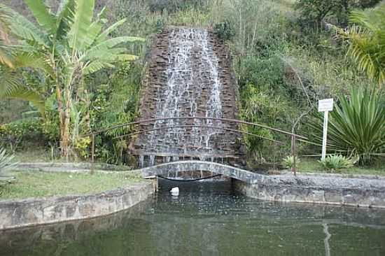 CASCATA E LAGO EM MONTE ALEGRE DO SUL-FOTO:ERNANDES C SANTOS - MONTE ALEGRE DO SUL - SP