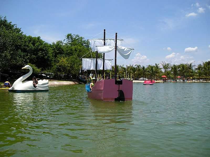 OLMPIA-SP-CARAVELA NO LAGO PEDALINHO NO PARQUE THERMAS DOS LARANJAIS-FOTO:NIELS SORENSEN - OLMPIA - SP