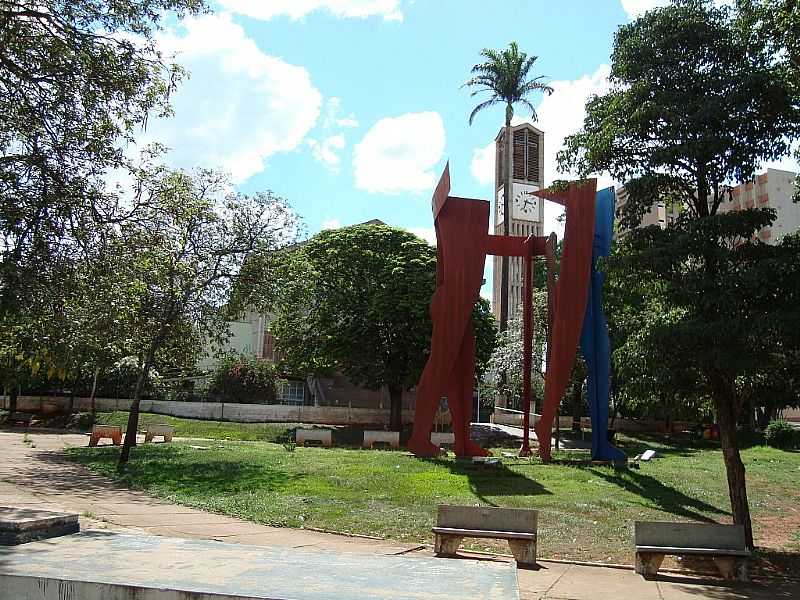 OLMPIA-SP-MONUMENTO AOS FUNDADORES NA PRAA RUI BARBOSA-FOTO:URIAS E. TAKATOHI - OLMPIA - SP