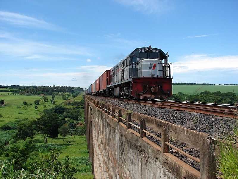 ORLNDIA-SP-LOCOMOTIVA PASSANDO NA PONTE-FOTO:DAVI LAVALLE - ORLNDIA - SP