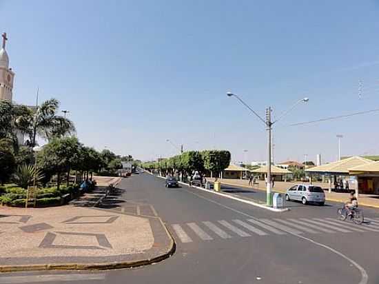 AVENIDA PRINCIPAL E PRAA DA MATRIZ EM OUROESTE-SP-FOTO:ALTAIRMESQUITA - OUROESTE - SP