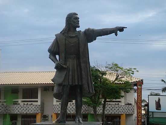 PORTO SEGURO-BA-ESTTUA EM HOMENAGEM  CABRAL-FOTO:LUIS MACEDO - PORTO SEGURO - BA