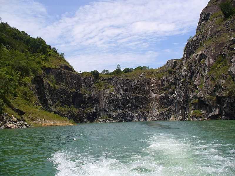 PEDREIRA - REPRESA DE PARAIBUNA - POR RENATA MELLO  - PARAIBUNA - SP