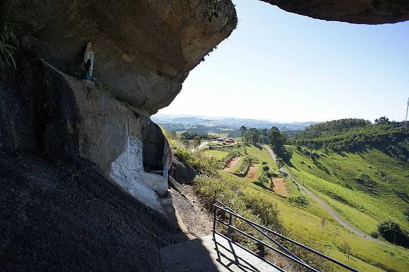 PEDRA BELA-SP-GRUTA NO MORRO-FOTO:ERNANDES C SANTOS - PEDRA BELA - SP