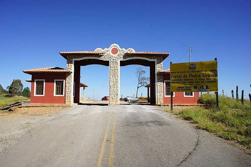 PEDRA BELA-SP-PRTICO DE ENTRADA-FOTO:ERNANDES C SANTOS - PEDRA BELA - SP