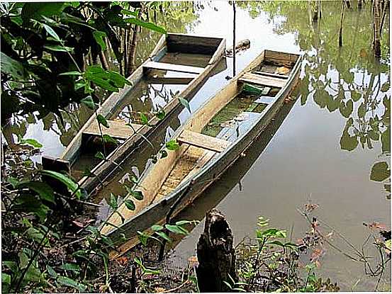 BATERAS ANCORADAS NA BEIRA DO RIO EM PRADO-BA-FOTO:GANZILOTOMICH - PRADO - BA