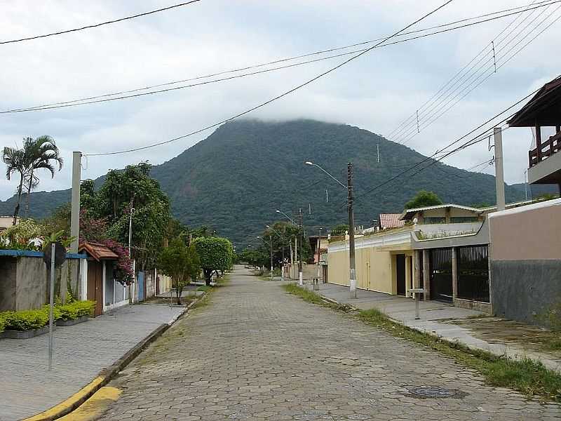 PERUBE-SP-RUA DA CIDADE E O MORRO DE GUARU-FOTO:PATRIQUE3000 - PERUBE - SP