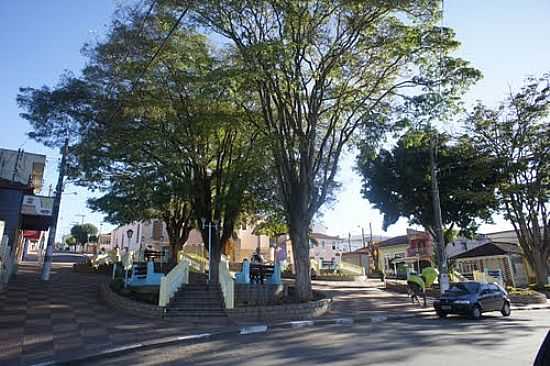 PRAA DA  MATRIZ DE PINHALZINHO-FOTO:ERNANDES C SANTOS - PINHALZINHO - SP