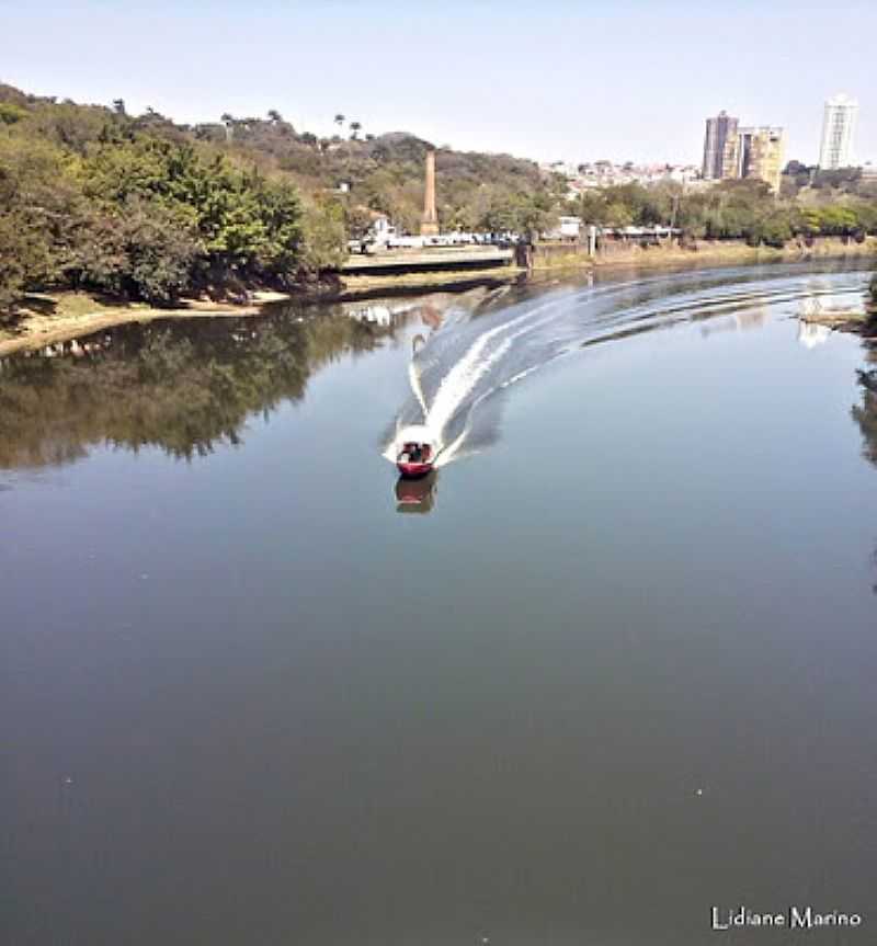 PIRACICABA-SP-LANCHA NO RIO PIRACICABA-FOTO:LIDIANE MARINO  - PIRACICABA - SP