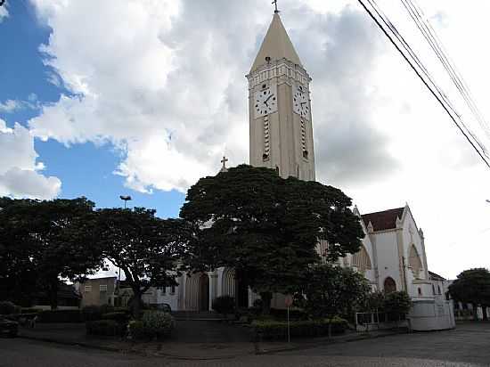 PRAA E IGREJA DE N.SRA.APARECIDA EM PIRAJU-FOTO:WILSON ALCARAS - PIRAJU - SP