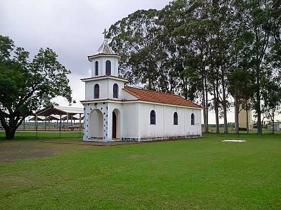 CAPELA BRANCA EM PIRASSUNUNGA-SP-FOTO:LIZAB - PIRASSUNUNGA - SP