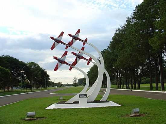 MONUMENTO DA ESQUADRILHA DA FUMAA NA ACADEMIA DA FORA AREA EM PIRASSUNUNGA-SP-FOTO:ACCOSTA - PIRASSUNUNGA - SP