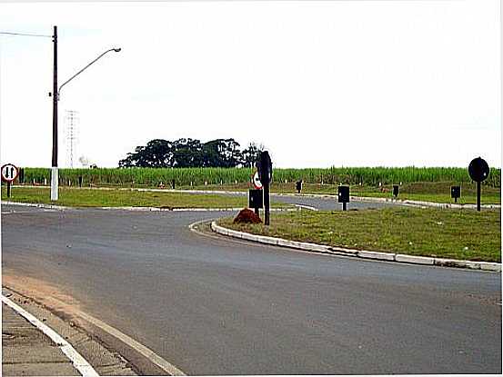 TREVO DE ACESSO DE PIRASSUNUNGA-SP-FOTO:REGINALDO S RESENDE - PIRASSUNUNGA - SP