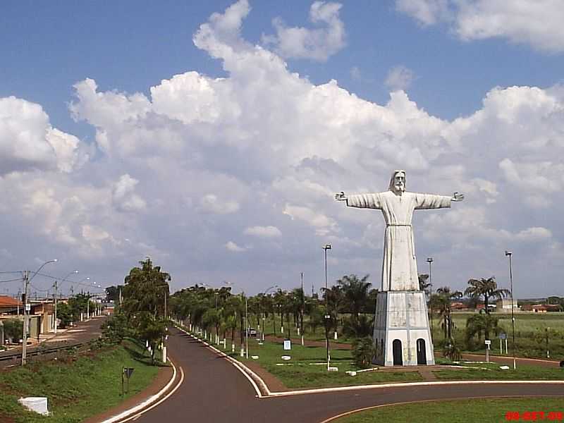 PITANGUEIRAS-SP-CRISTO REDENTOR NO TREVO DE ACESSO-FOTO:MARCO AURLIO ESPARZA - PITANGUEIRAS - SP