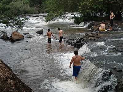 CRIANAS NAS CACHOEIRAS POR RUBIATO - PONTES GESTAL - SP