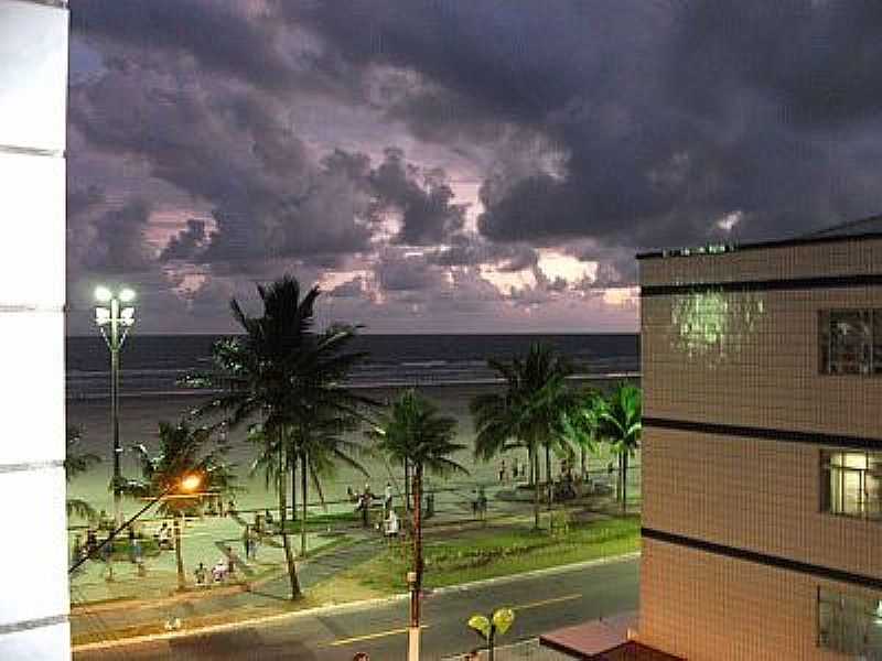 PRAIA GRANDE-SP-ANOITECER NA PRAIA GRANDE-FOTO:CAMILA VELERE - PRAIA GRANDE - SP