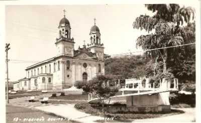 FOTO ANTIGA DA IGREJA MATRIZ E CORETO, POR ANONIMUS - RIBEIRO BONITO - SP