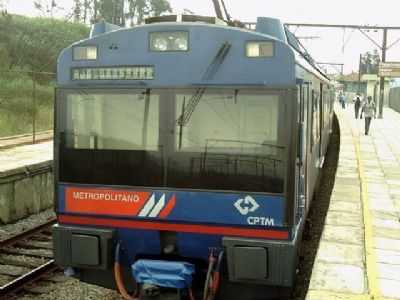 TREM NA PARADA FINAL NA LINHA SANTOS JUNDIAI, ESTAO DE RIO GRANDE DA SERRA, POR SEVERO - RIO GRANDE DA SERRA - SP