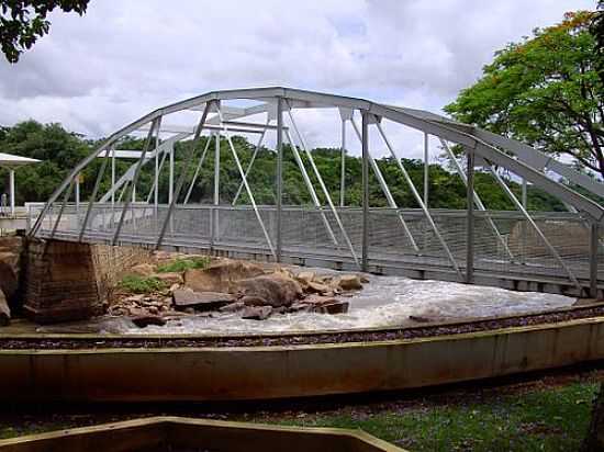 PONTE PARA A ILHA DOS AMORES EM SALTO-SP-FOTO:CAIO GRACO MACHADO - SALTO - SP