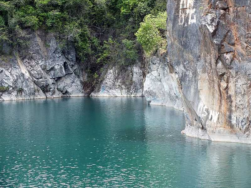 SALTO DE PIRAPORA-SP-DETALHE DA PEDREIRA-FOTO:PAULO BRETAS - SALTO DE PIRAPORA - SP