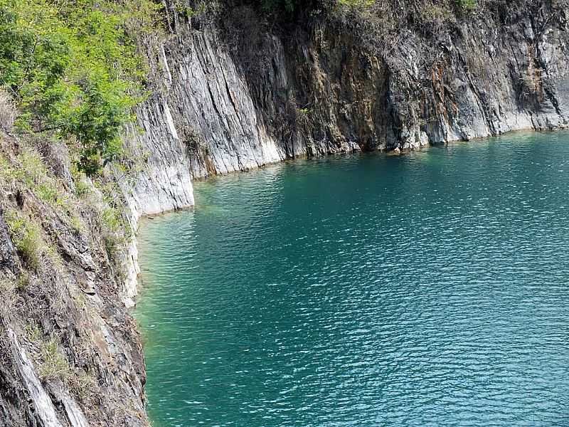 SALTO DE PIRAPORA-SP-ENCOSTA DA PEDREIRA-FOTO:PAULO BRETAS - SALTO DE PIRAPORA - SP