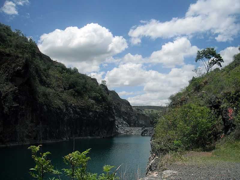 SALTO DE PIRAPORA-SP-IMAGEM DA PEDREIRA-FOTO:REBECCA NAYARA - SALTO DE PIRAPORA - SP