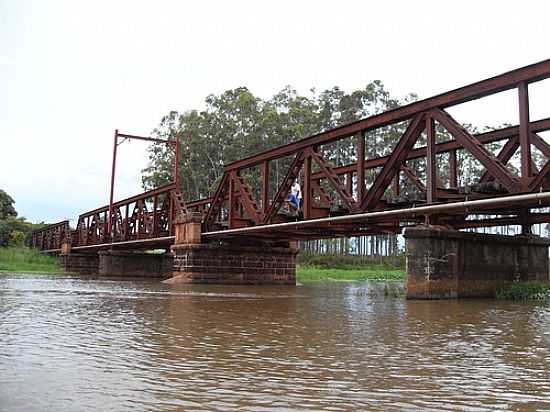 PONTE FERROVIRIA SOBRE O RIO PARDO EM SALTO GRANDE-SP-FOTO:J.ROBERTO B. LAMOSO  - SALTO GRANDE - SP