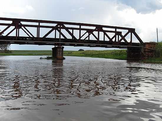 PONTE FERROVIRIA SOBRE O RIO PARDO EM SALTO GRANDE-SP-FOTO:J.ROBERTO B. LAMOSO  - SALTO GRANDE - SP