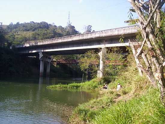 PONTE SOBRE O RIO PARABA EM SANTA BRANCA-SP-FOTO:GLUCIO ALMEIDA - SANTA BRANCA - SP