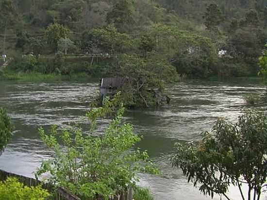 RIO PARABA DO SUL EM SANTA BRANCA-SP-FOTO:GLUCIO ALMEIDA - SANTA BRANCA - SP