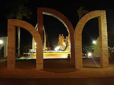 MONUMENTO NA PRAA CENTRAL - SANTA F DO SUL - SP