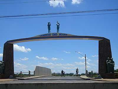 PORTAL NA ESTRADA PARA O PARQUE TURSTICO - SANTA F DO SUL - SP