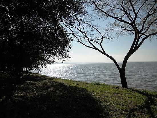 CONDOMNIO TAMANDU  BEIRA DA REPRESA EM SANTA MARIA DA SERRA-SP-FOTO:REINALDO LAVORENTI - SANTA MARIA DA SERRA - SP