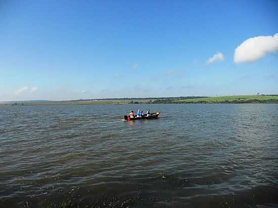 PESCADORES NA REPRESA EM SANTA MARIA DA SERRA-SP-FOTO:REINALDO LAVORENTI - SANTA MARIA DA SERRA - SP