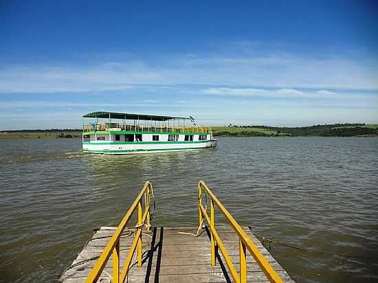 TRAPIXE E BARCO NA REPRESA EM SANTA MARIA DA SERRA-SP-FOTO:REINALDO LAVORENTI - SANTA MARIA DA SERRA - SP