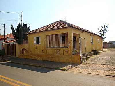 CASARO NA RUA RICARDO MELLOTO-FOTO:HELIO ANTUNES DO NAS  - SANTA TERESINHA DE PIRACICABA - SP