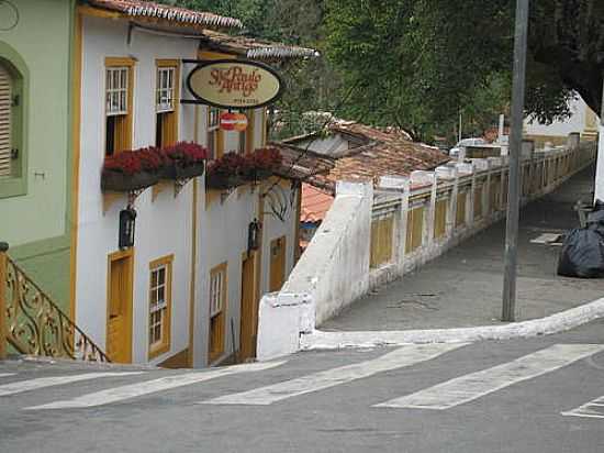CASARIO NA LADEIRA EM SANTANA DE PARNABA-SP-FOTO:O.R.N.B - SANTANA DE PARNABA - SP